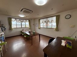 共有スペースの明るい居室