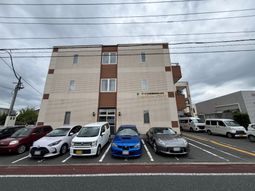 明るい外観の建物