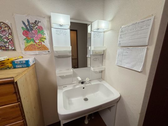 洗面台と壁の掲示物