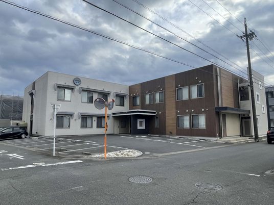駐車場の広い外観
