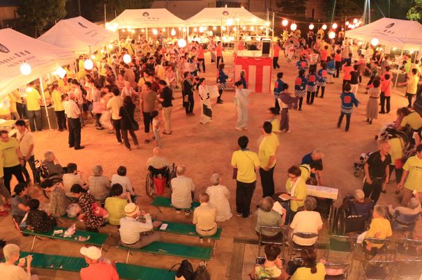 賑わう祭りの光景