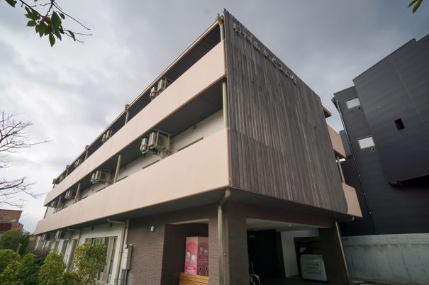 多階層の建物の外観