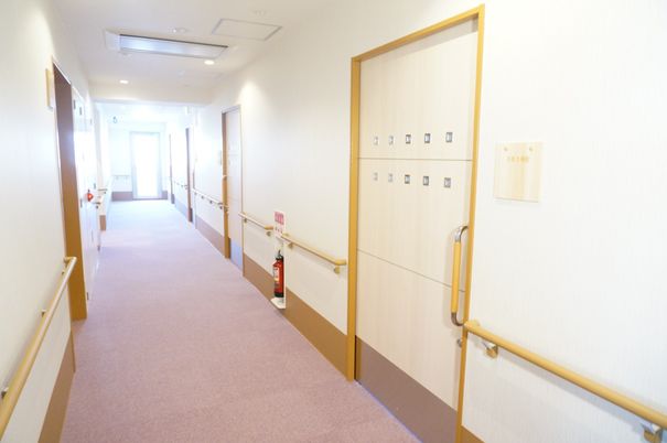 手入れされた施設の廊下