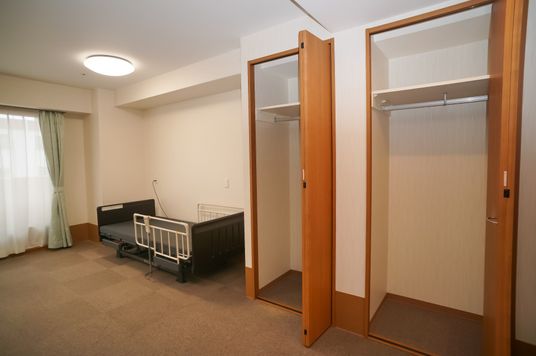 シンプルな居室の様子