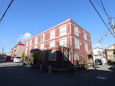 赤い外壁の建物全景