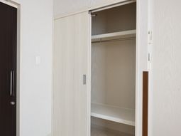 クローゼットの開いた扉