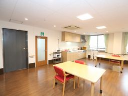 清潔なキッチン付き共有スペース