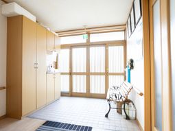 明るい開放的なエントランス