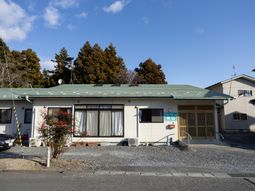 庭のある平屋の建物