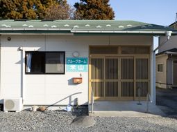 青い看板の建物