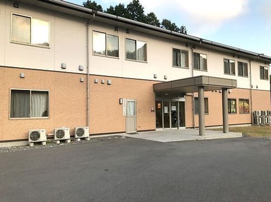 明るい外観の建物入口