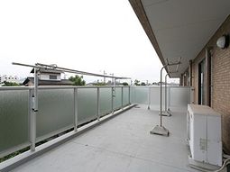 安全な手すり付きのベランダ