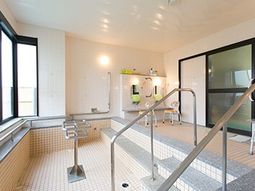 清潔感のある明るい浴室