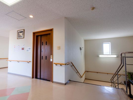 階段とエレベーターのある廊下