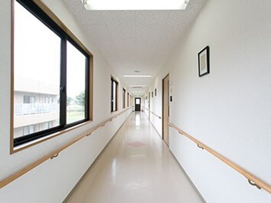 明るい廊下の風景