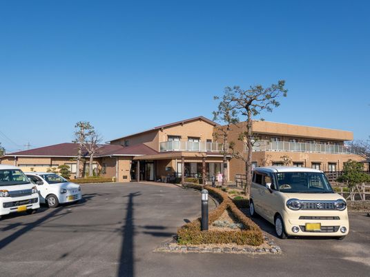 駐車場のある施設外観