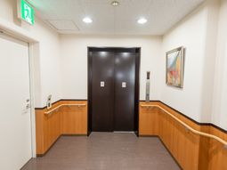 清潔な廊下とエレベーター