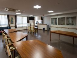 明るい共有ダイニングルーム