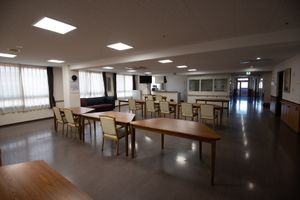 広々とした明るい食堂