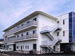 白い建物の外観