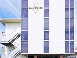 明るい外観の建物