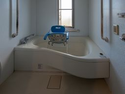 青い椅子がある浴室