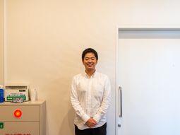 白衣姿のスタッフ立つ姿