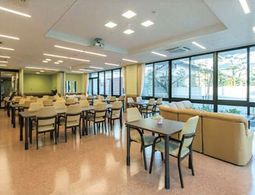 広々とした明るい食堂