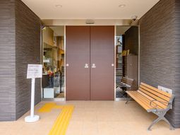 明るいエントランスの風景