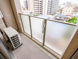 バルコニーとエアコン