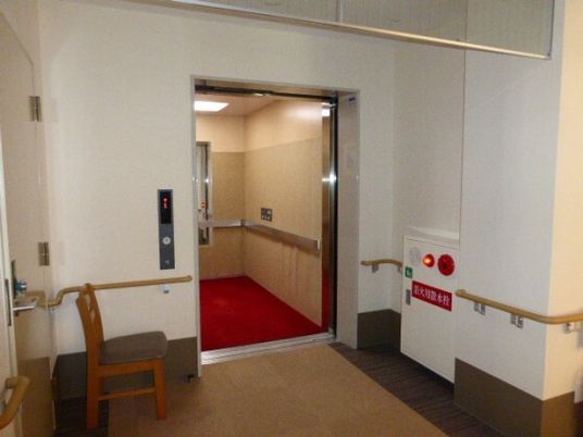 エレベーター前の通路