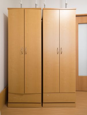 シンプルな木製クローゼット
