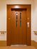 木目調エレベーターの扉