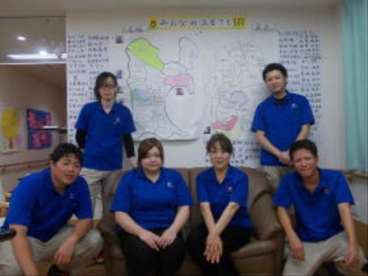 明るい笑顔のスタッフ集合