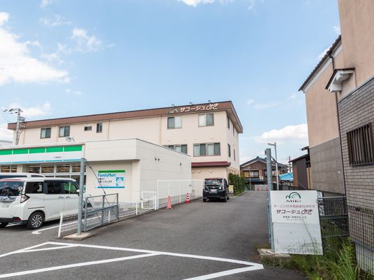 建物外観と駐車場
