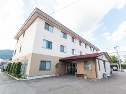 外観の三階建て建物