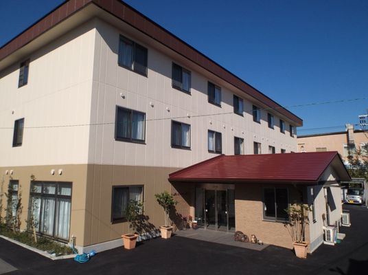広々とした明るい建物外観