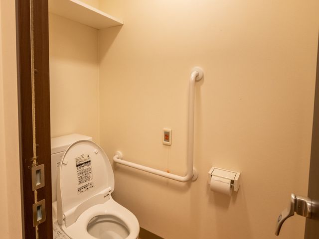 バリアフリートイレ トイレ 安全な配慮が行き届いた清潔なトイレです。手すりが設置され、どなたでも安心してお使いいただけます。