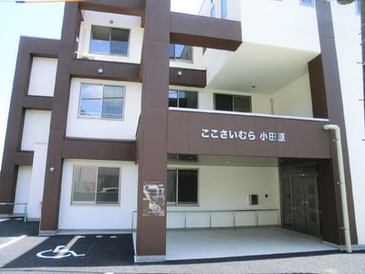 モダンな外観の建物