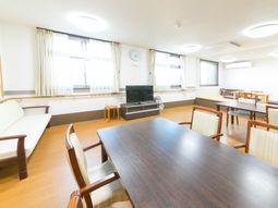 明るい共有リビングスペース