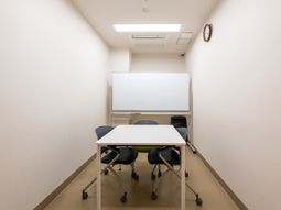 会議室の清潔な空間