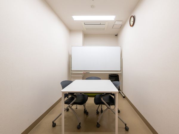 会議室の清潔な空間