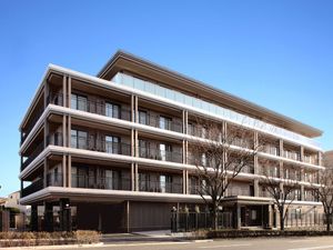 4階建ての外観  