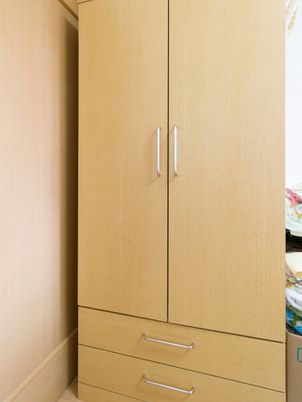 シンプルな木製クローゼット