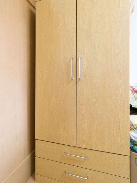 シンプルな木製クローゼット