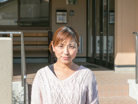 女性とエントランス