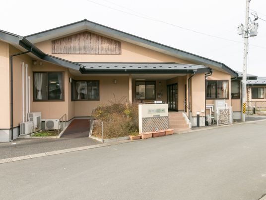 ベージュの建物エントランス