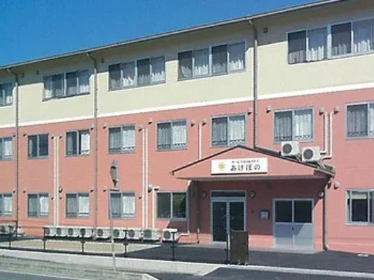 ピンクの建物外観  