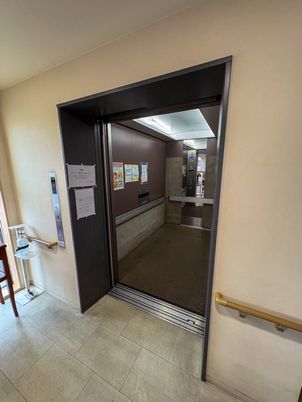 エレベーター前の廊下  