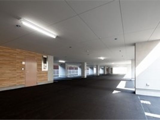 広い廊下の明るい通路  